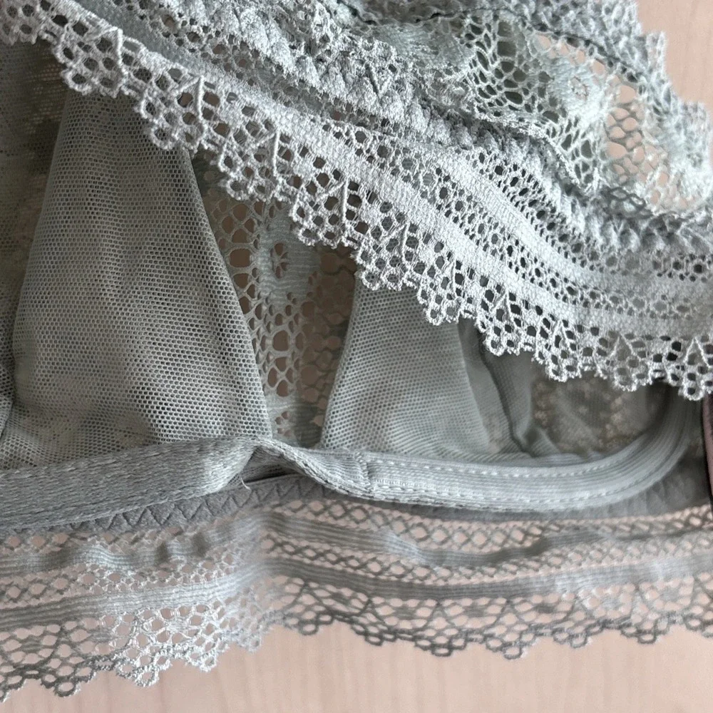 Victoria's Secret Bralette Size XS Light‎ Green Floral Lace Racerback Under Wire